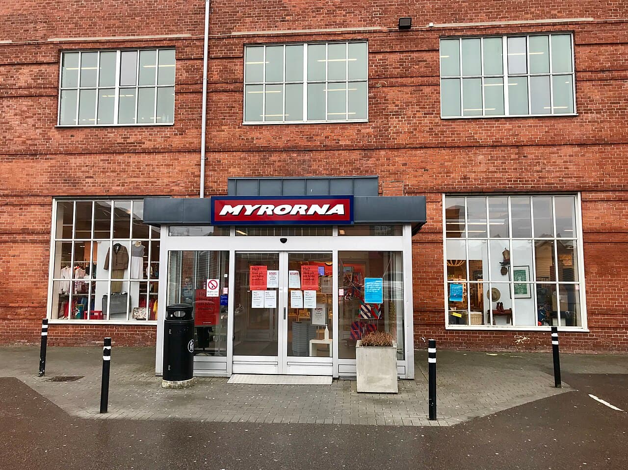 Myrornas butik vid Ystadvägen i Malmö, med skylten Second Hand ovanför entrén.